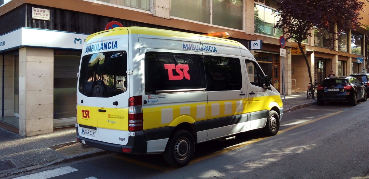 Una ambulància de TSC del servei no urgent a Girona.